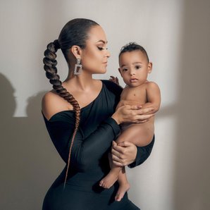 Bonaire photographer, motherhood, mother-baby portraits